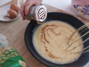 Cinnamon into eggs mixture